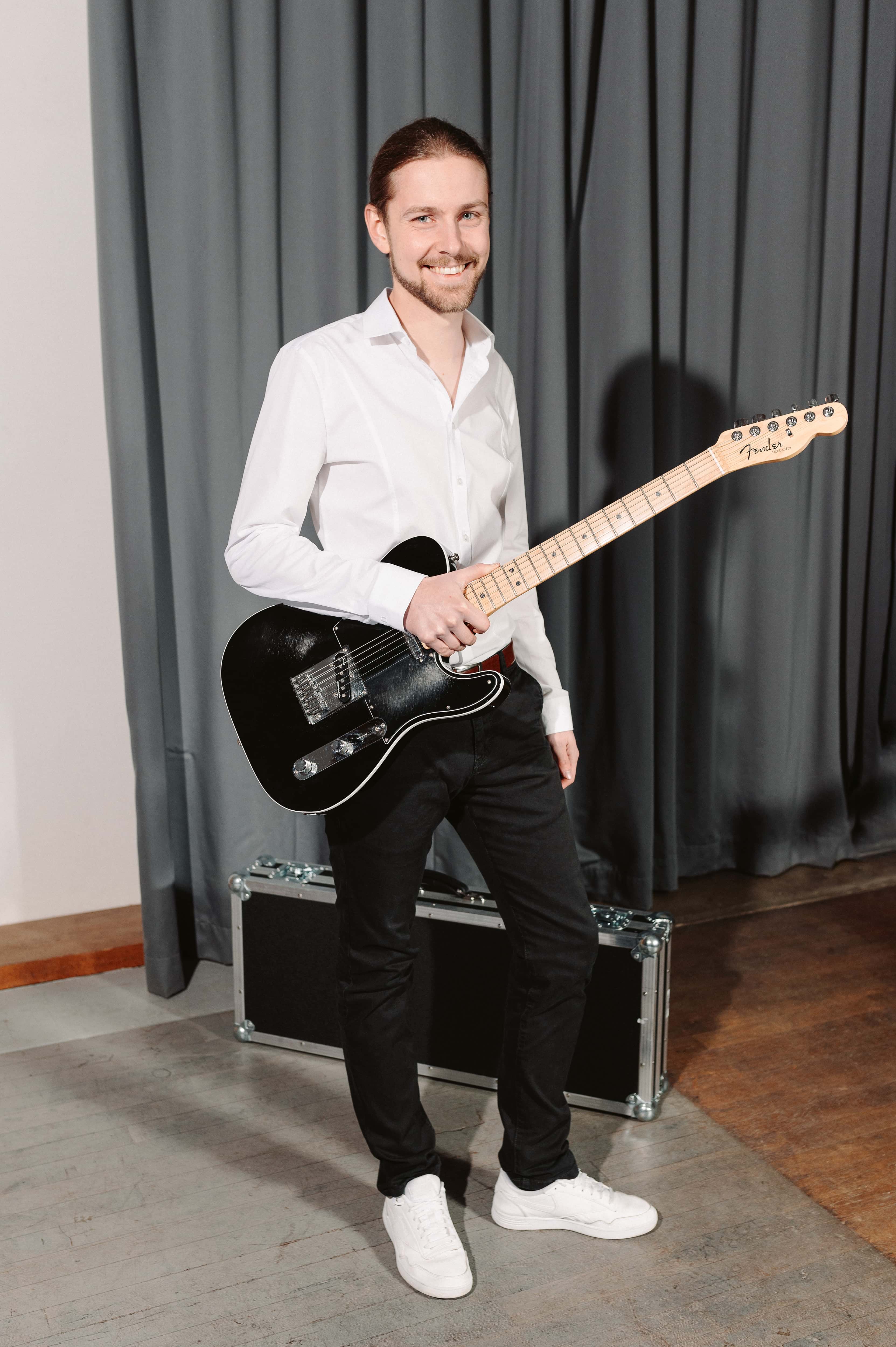 Erik Schüßler, Gitarre und Gesang